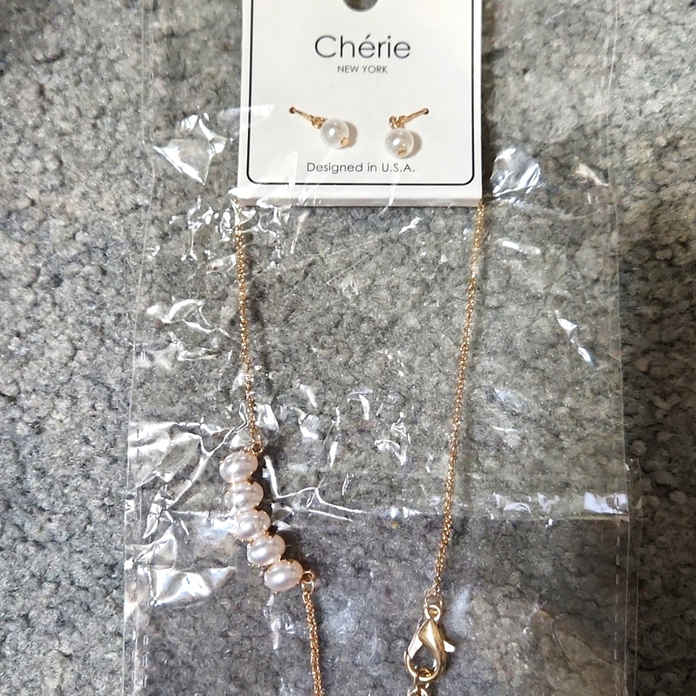 New Pearl drop earrings and oval fashion pearl goldtoned vintage usa set